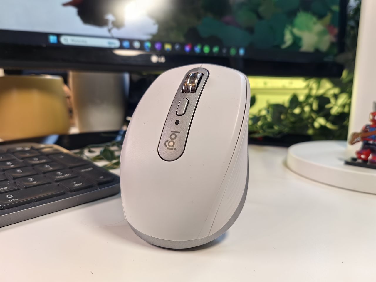 Logitech MX Anywhere 3S ma przycisk służący do przełączania trybu scrollowania, ale można też zmieniać jego funckję