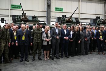 Stalowa Wola: Borsuki dla armii. Pierwsze seryjne wozy z Huty Stalowa Wola przekazane