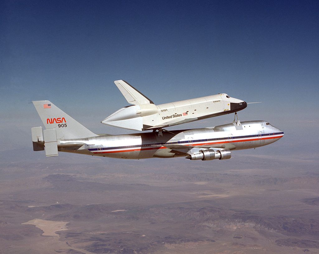 Wahadłowiec Enterprise podczas transportu przez Boeinga 747