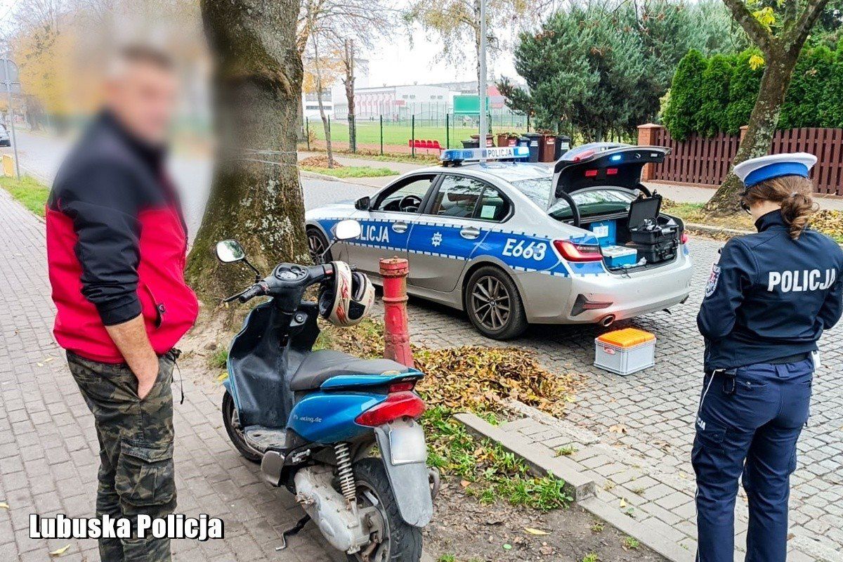 45-latek jechał motorowerem po chodniku. Grozi mu surowa kara