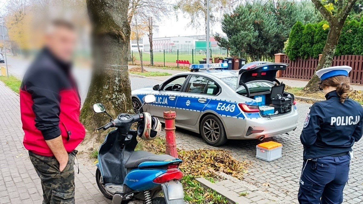 Nietrzeźwy motorowerzysta jechał chodnikiem.