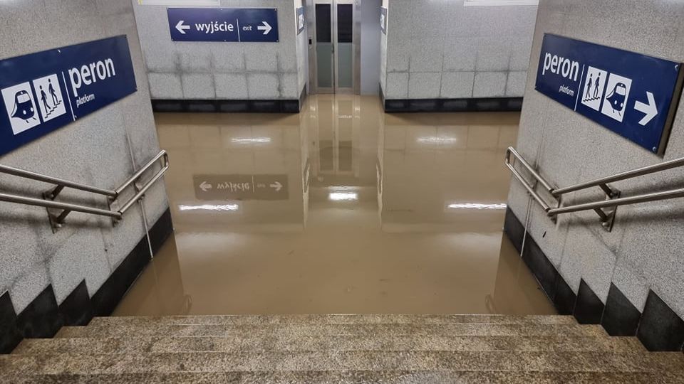 Deszcz zalał wejście na przystanek kolejowy Lublin – Zachód