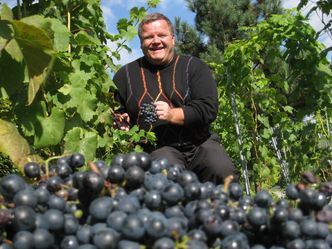 Pierwsze pieniądze zarobił na akordeonie, pierwszy milion na GPW. Dziś podbija internet