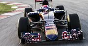 Toro Rosso STR10 przed Red Bullem