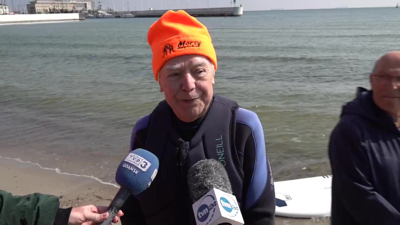 Ma 89 lat, mówią na niego “Małolat”. Właśnie został najstarszym windsurferem