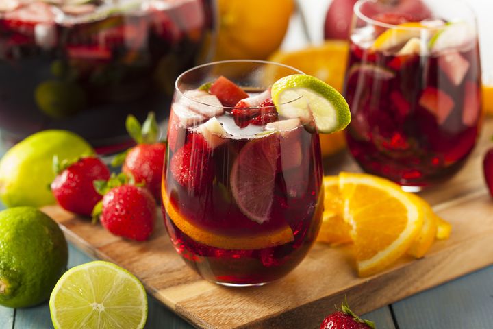 Sangria to tradycyjny hiszpański napój alkoholowy.