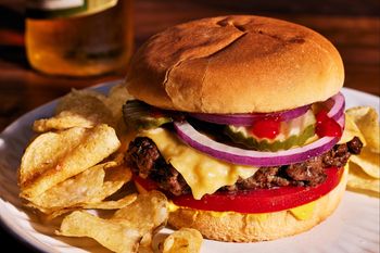 Nowy lokal z burgerami podbije Warszawę? Klienci stali w kolejkach