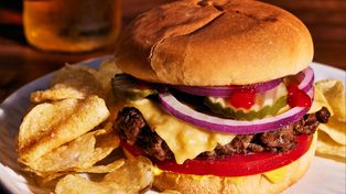 Nowy lokal z burgerami podbije Warszawę? Klienci stali w kolejkach