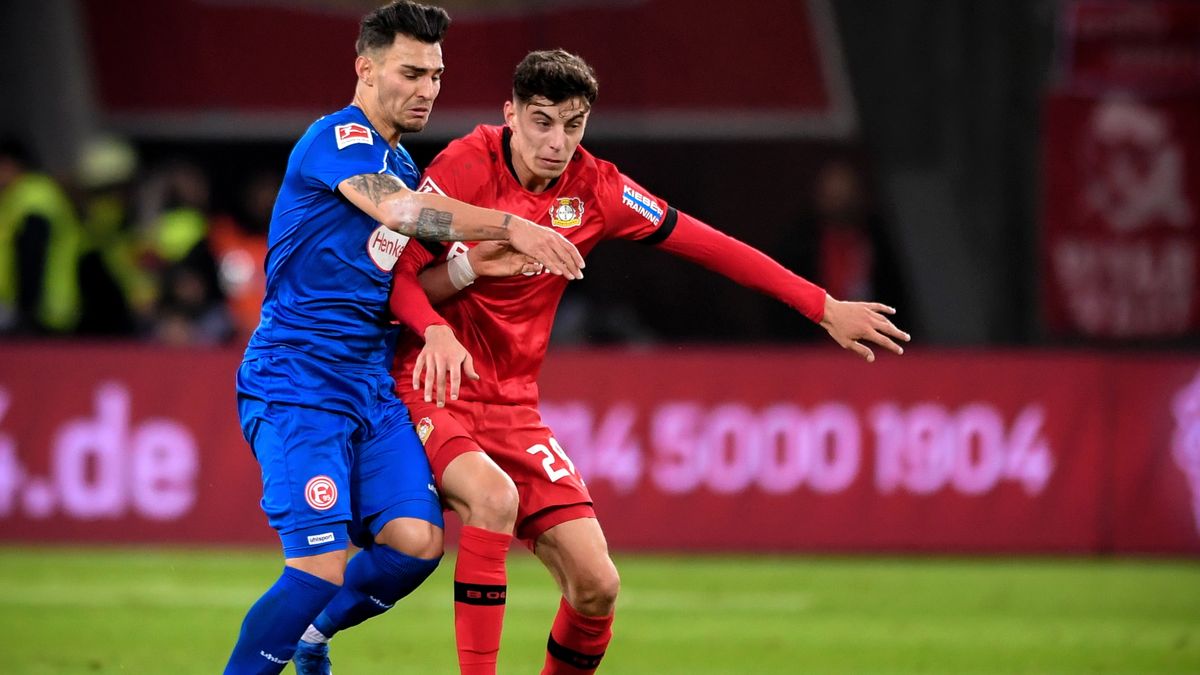 PAP/EPA / SASCHA STEINBACH / Na zdjęciu: Kaan Ayhan (z lewej) i Kai Havertz (z prawej)