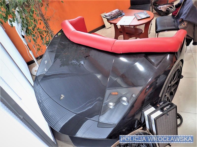 Robił meble w kształcie aut Lamborghini. Może iść na 5 lat za kraty