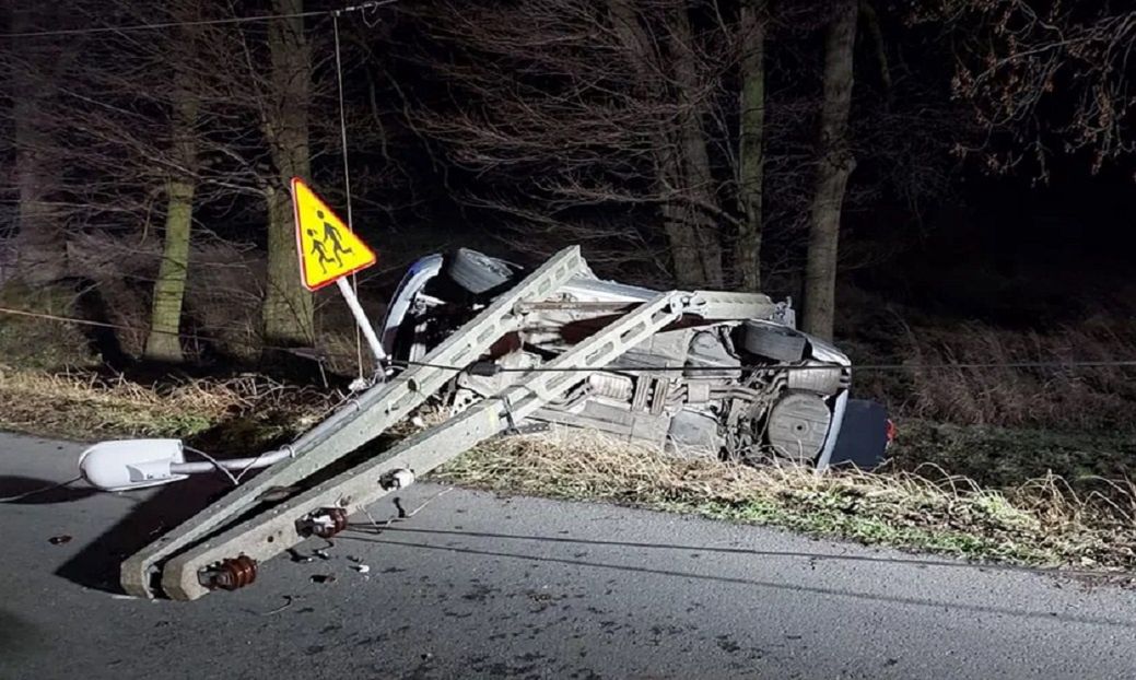 Straszliwy wypadek pod Opolem. Jechał tak szybko, że złamał betonowy słup