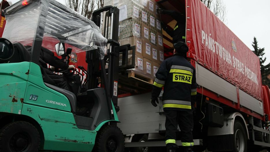 Konw�j humanitarny dla Ukrainy wyruszy? z Warszawy17.12.2014 Warszawa Konwoj humanitarny dla Ukrainy wyruszyl z Warszawy N/z strazacy laduja pomoc humanitarna na ciezarowki Fot. Michal Dyjuk/REPORTERDyjuk/REPORTER