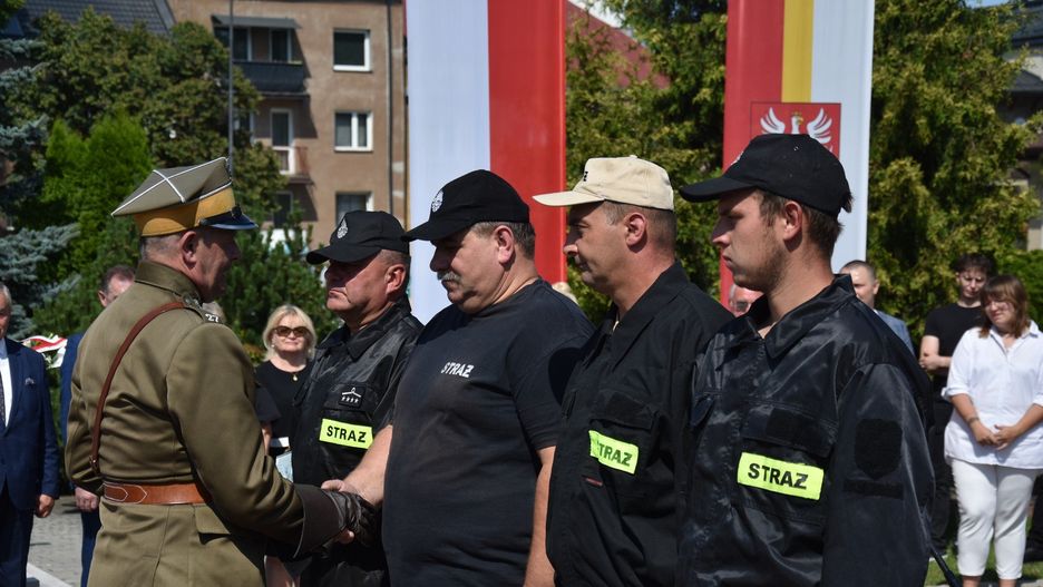 Komendant marszu Dionizy Krawczyński honoruje członków jednostek OSP, które wezmą udział w zawodach marszowych