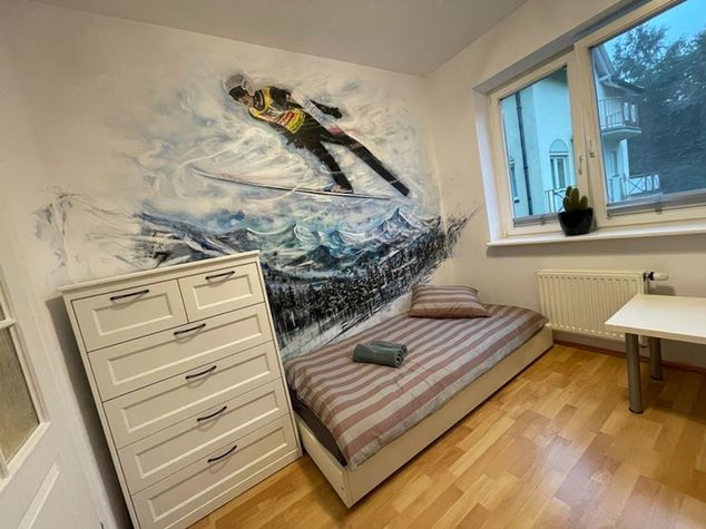 Niezwykłe malowidło na ścianie apartamentu wynajmowanego przez Marcelinę Ziętek (źródło: olx.pl)