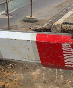 Warszawa. Dziura w Wisłostradzie. Jeden pas ruchu nieczynny