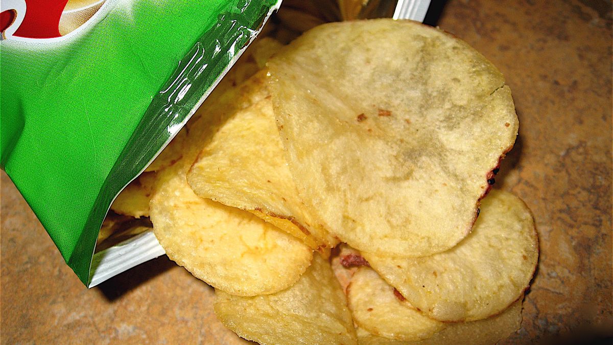 Najpopularniejsze chipsy o smaku octu i soli zniknęły z brytyjskich półek. (fot. Niklas Bildhauer/CC/Flickr)