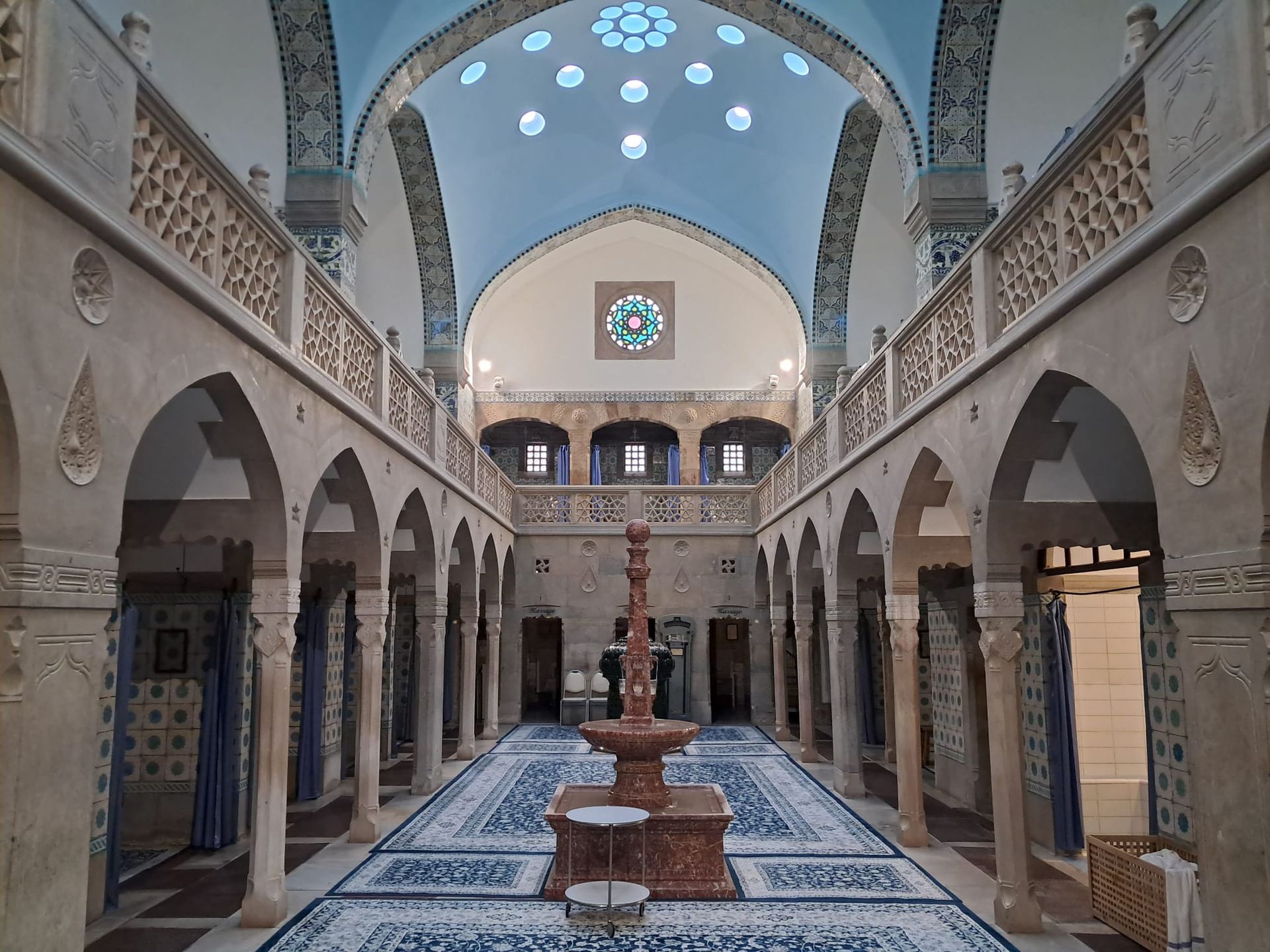 Hammam zbudowany został w stylu arabsko-mauretańskim