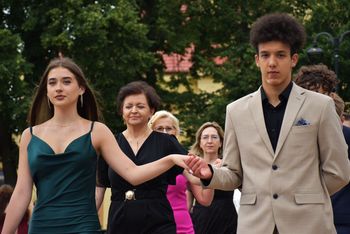 Bal ósmoklasisty 2025 w Rypinie. Tak wyglądał polonez uczniów SP nr 1 na Nowym Rynku