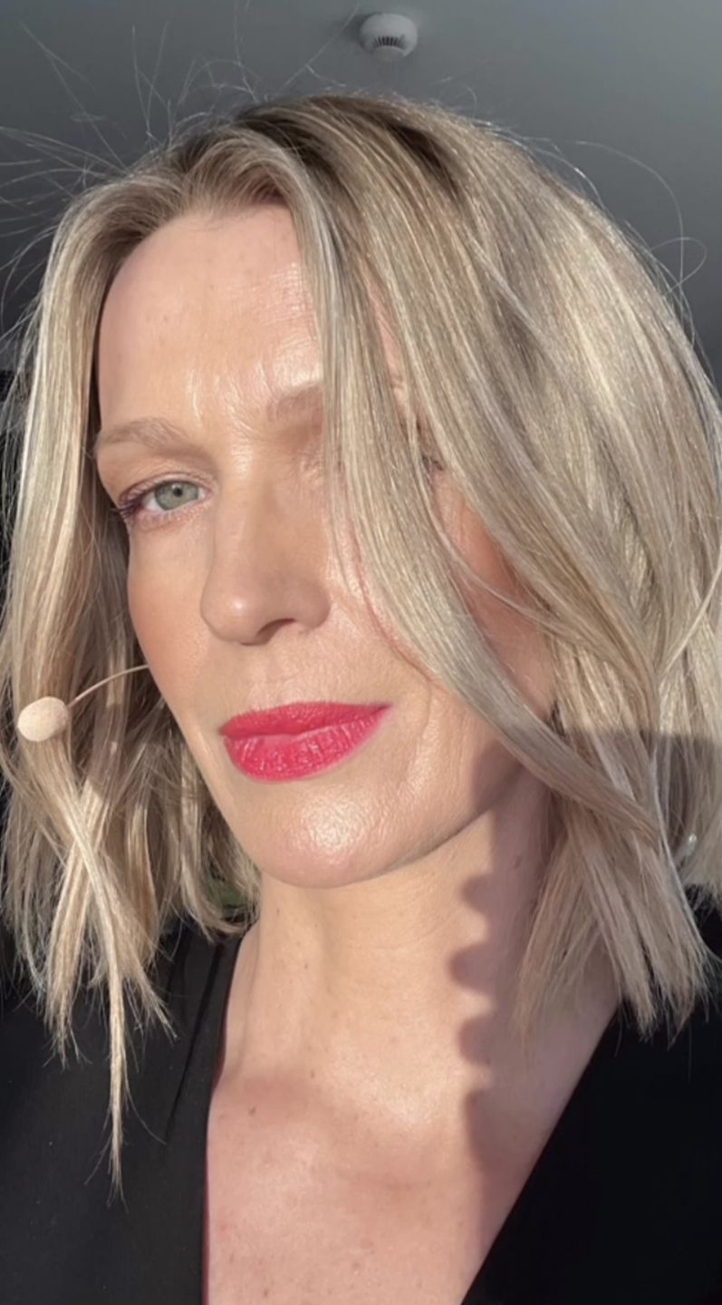Magda Mołek zamiast biżuterią, rozświetliła stylizację mocną szminkąInstagram/magda_molek