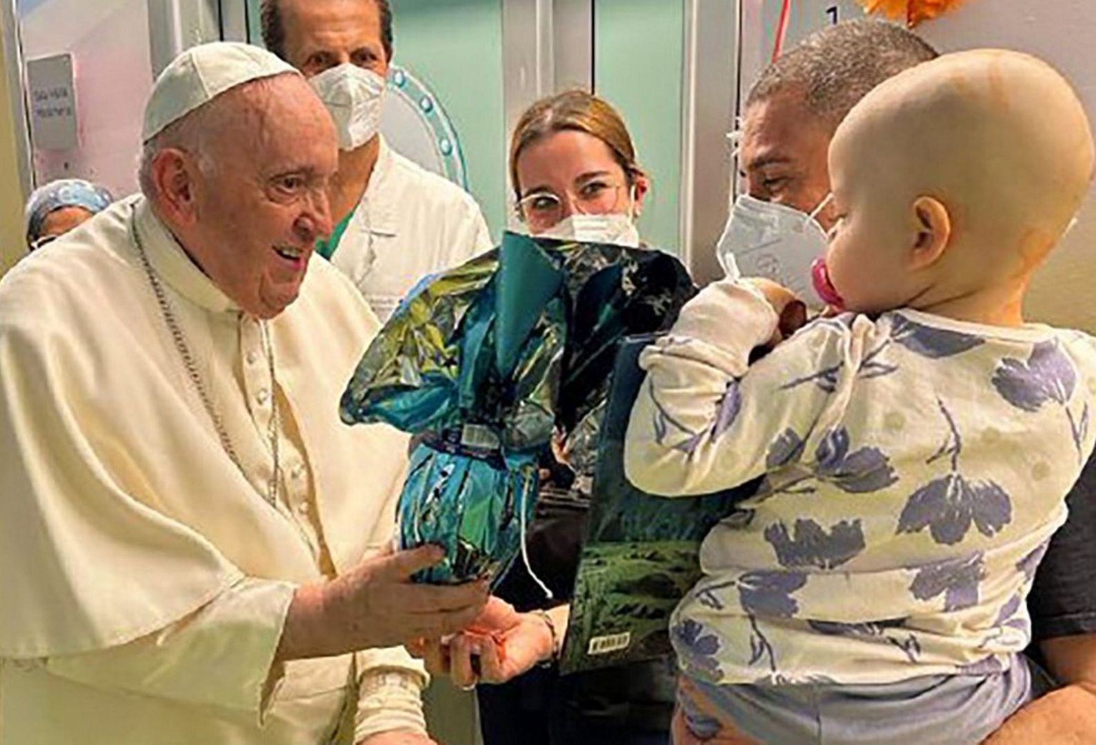 Papież trafił do szpitala. Zdjęcia z kliniki obiegły sieć