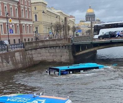Dramat w Petersburgu. Autobus spadł z mostu do rzeki