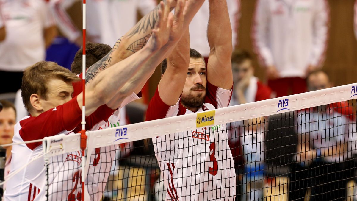 Materiały prasowe / FIVB / Reprezentanci Polski skaczący do bloku