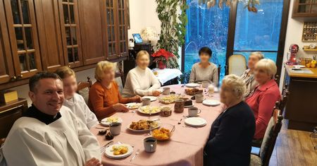 Proboszcz pokazał zdjęcie z kolędy. Jezuita: "dziwny zwyczaj"