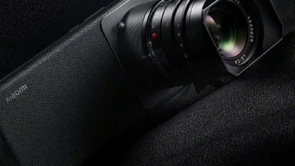 Xiaomi 12S Ultra z doczepianym pełnowymiarowym obiektywem Leiki.