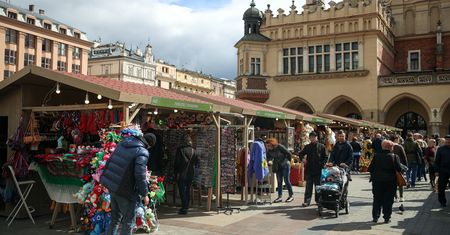 Rekordowy jarmark wielkanocny 2023 w Krakowie. Bułka z kiełbasą za 30 zł to dopiero początek