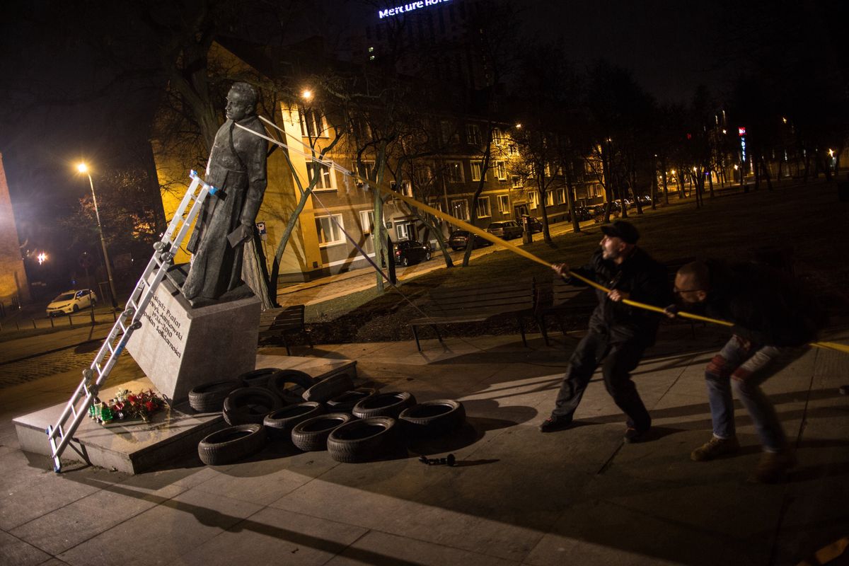 Oskarżeni obalają pomnik prałata Jankowskiego 21 lutego 2019 (fot. Bartek Sabela/Agora)