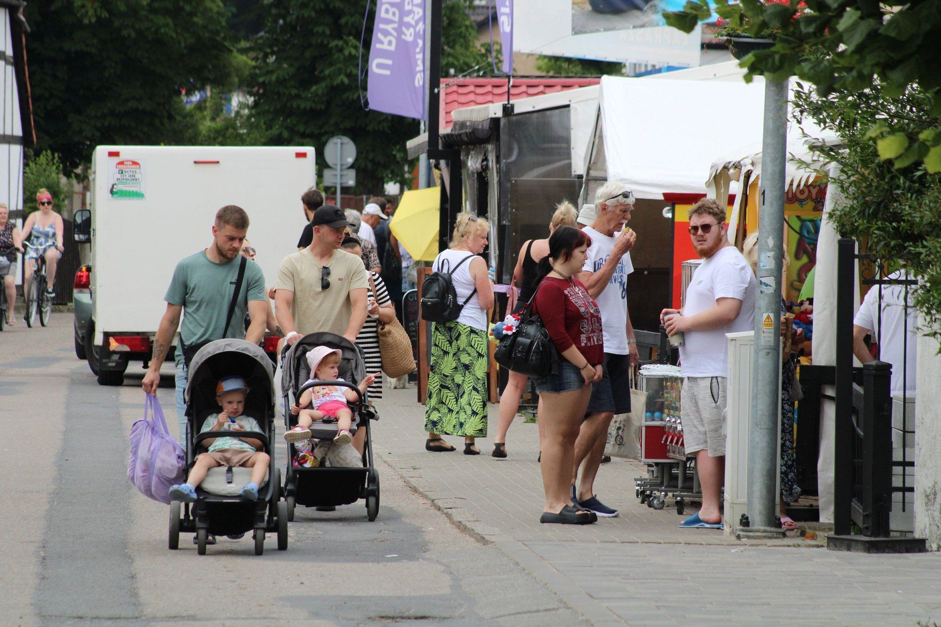 SARBINOWO CHŁOPY POZA PLAŻĄ