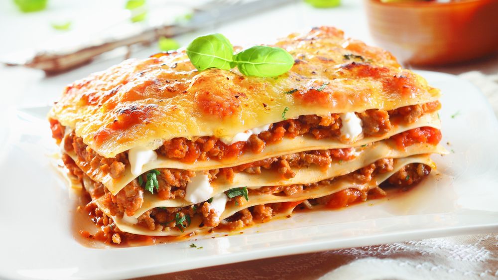 Mrożona lasagne z mięsem i sosem