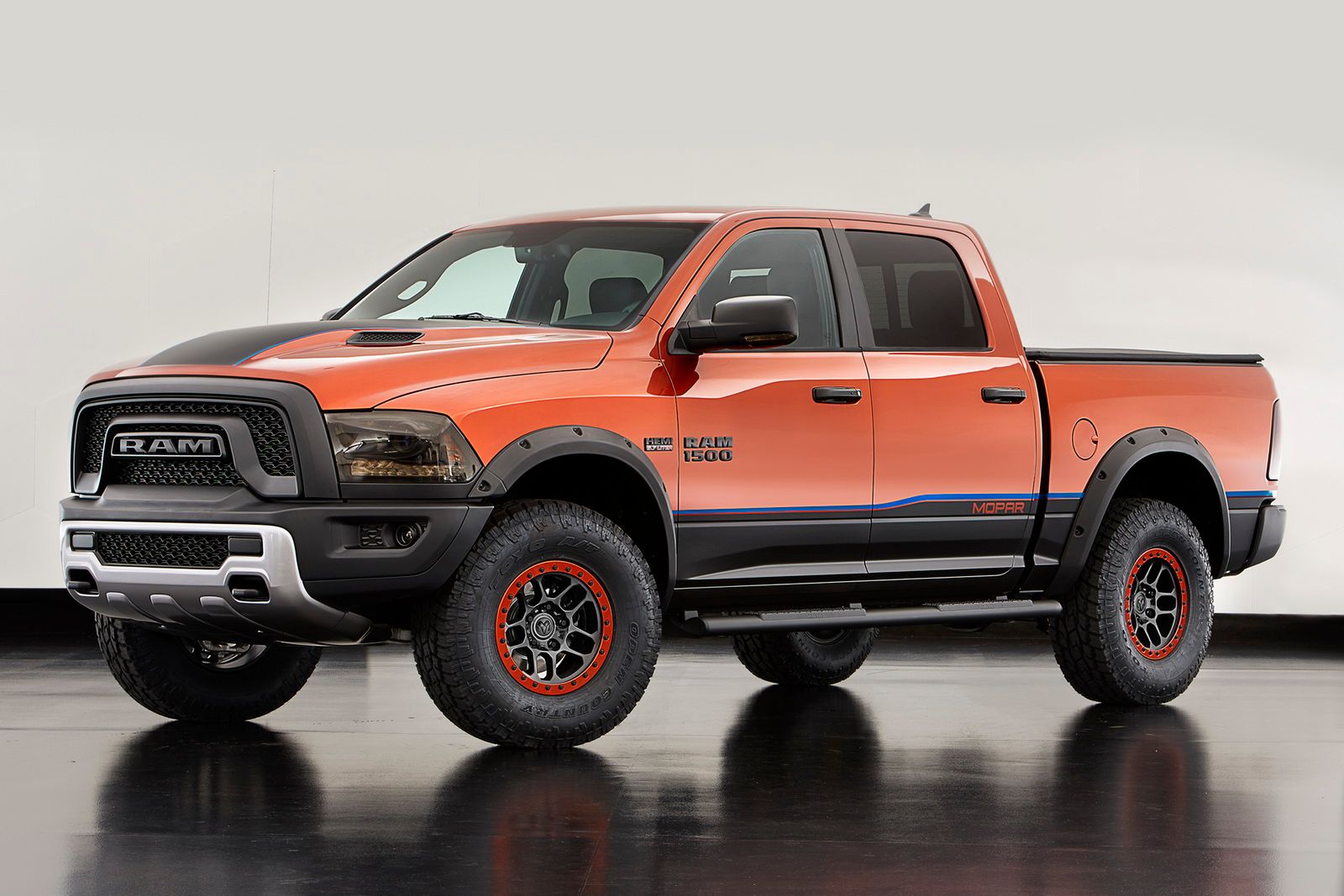 ...oraz monstrualny RAM 1500 Rebel X. Pod maską pickupa będzie pracował 5,7-litrowy silnik HEMI z dodatkami firmy MOPAR.