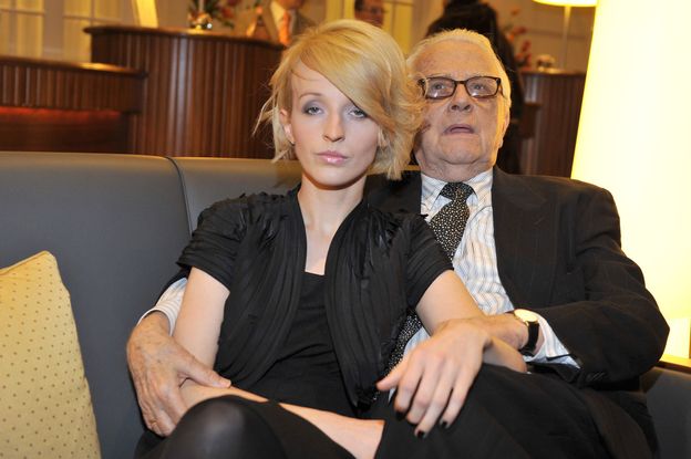Kamila Łapicka nie została uwzględniona w testamencie Andrzeja Łapickiego. Co dziś robi i jak wygląda wdowa po 60 lat starszym aktorze?