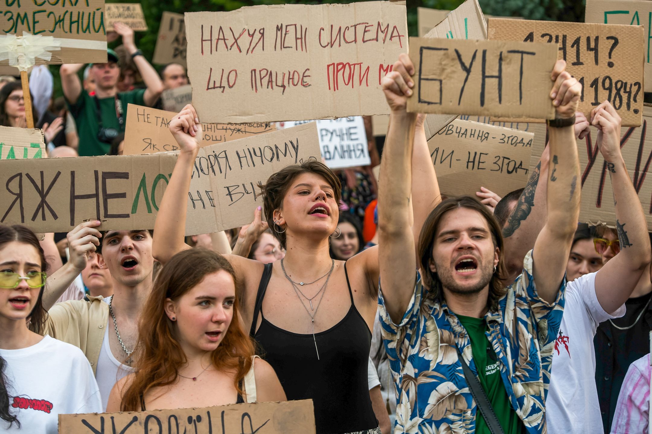 Kijów, Ukraina, 23.07.2025. Wiec przeciwko przyjętej przez Radę Najwyższą ustawie, która ogranicza niezależność Narodowego Biura Antykorupcyjnego Ukrainy (NABU) i Specjalnej Prokuratury Antykorupcyjnej (SAP), w Kijowie, 23 bm. Dzisiaj w wielu dużych miastach Ukrainy, w tym w Kijowie, Charkowie, Lwowie, Winnicy i Mikołajowie, odbyły się protesty. (ad) PAP/Vladyslav Musiienko ***Do tego materiału zdjęciowego dostępna jest również depesza w systemie CSI, pt.: Ukraina/ Zełenski zapowiedział stworzenie nowej ustawy o instytucjach antykorupcyjnych***