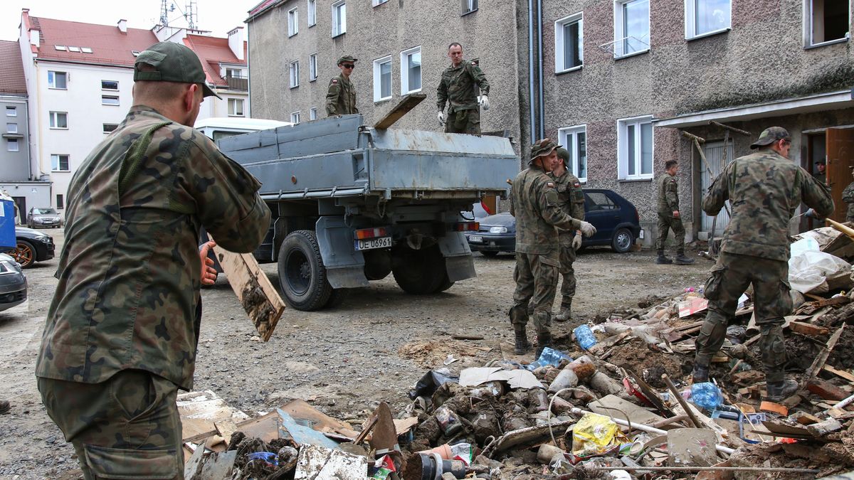 Głuchołazy, 27.09.2024. Trwają prace nad usunięciem zalegających na terenie miasta śmieci oraz przywróceniem przepraw przez rzekę Białą Głuchołaską, 27 bm. w Głuchołazach. W odbudowę zniszczonej w powodzi infrastruktury zaanagażowanych jest prawie 1800 żołnierzy i ponad 430 jednostek sprzętu. (amb) PAP/Krzysztof Świderski