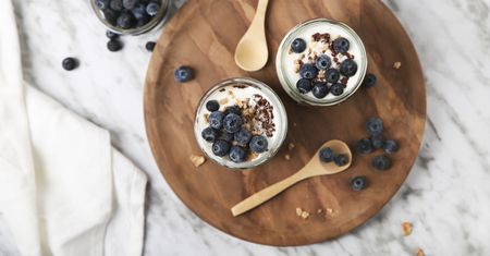 Jogurt – domowy czy ze sklepu? Sprawdzamy, jak wybrać najzdrowszy produkt