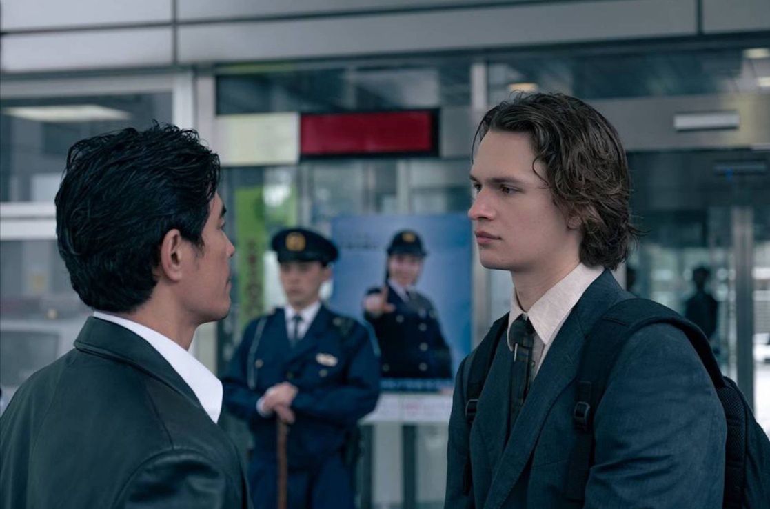 Ansel Elgort jako Jake Adelstein w serialu "Tokyo Vice" (HBO, 2022)