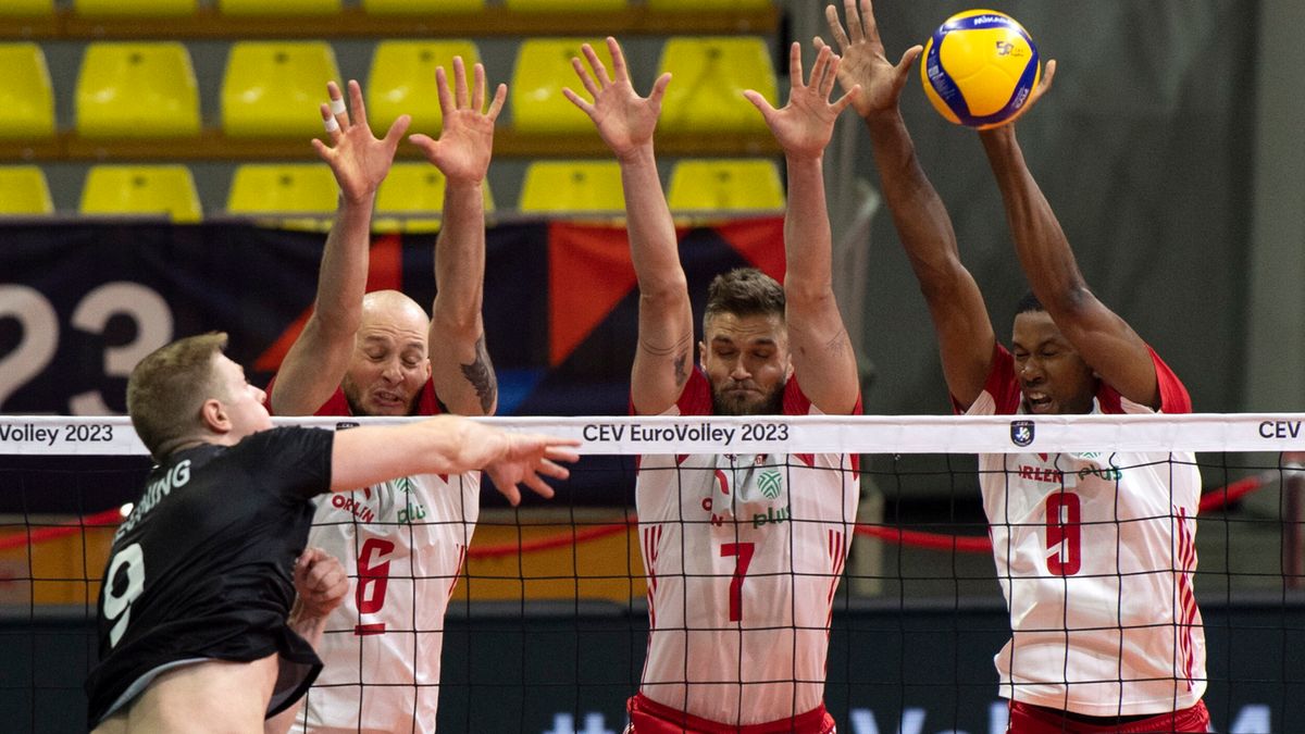 PAP/EPA / GEORGI LICOVSKI / W bloku od lewej: Kurek, Kłos i Leon