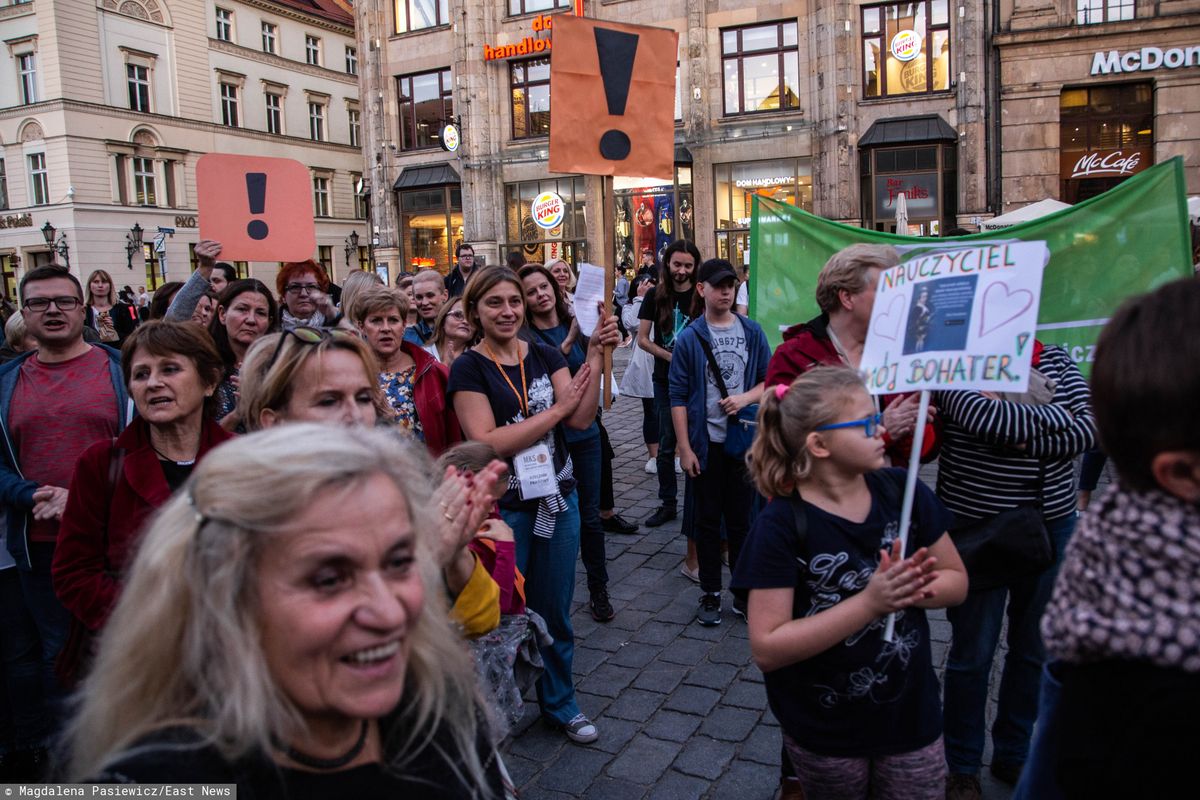 Strajk nauczycieli 2019. Protest nauczycieli i uczniów na wrocławskim rynku