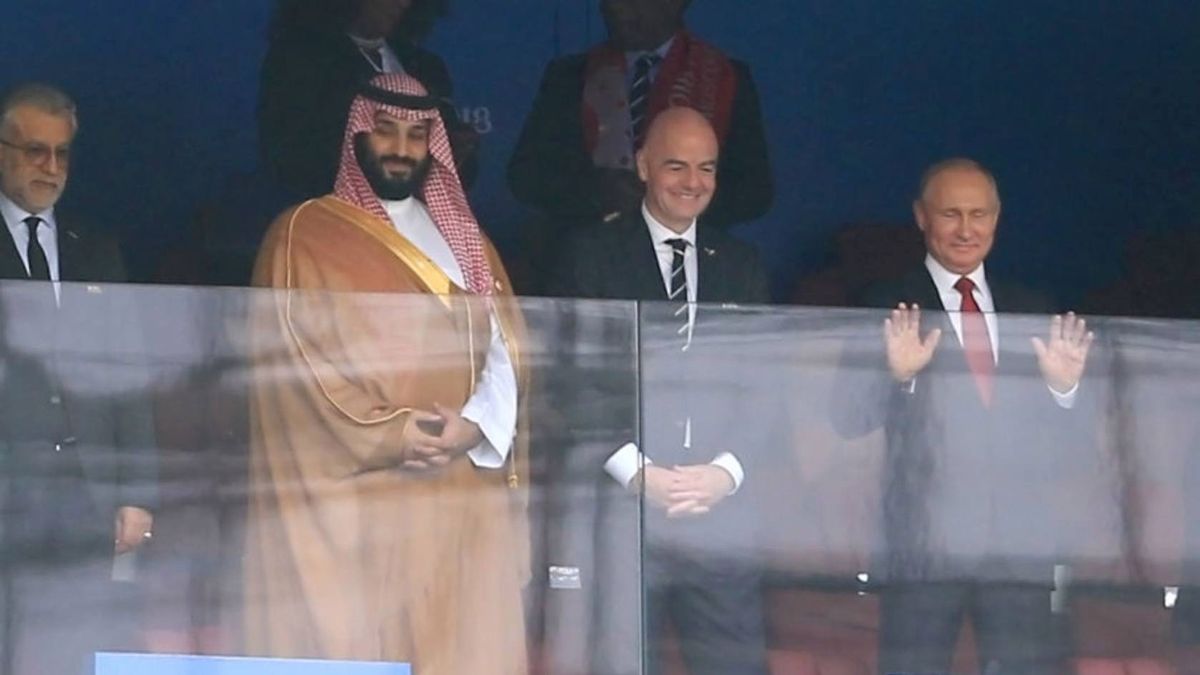 Na zdjęciu od lewej: Mohammed bin Salman, Gianni Infantino oraz Władimir Putin