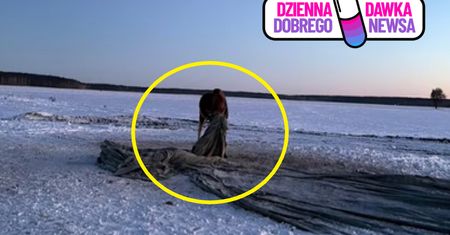 Było minus 13 stopni. Łoś zaplątał się w maty. Pomogli leśnicy