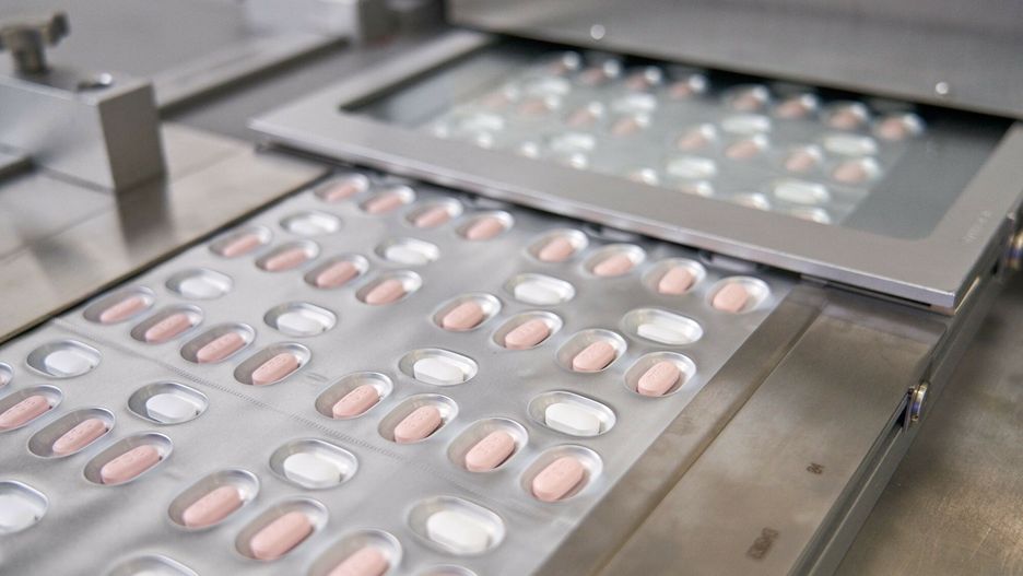 Paxlovid - lek na Covid-19(FILES) This file handout photo provided to AFP on November 16, 2021 courtesy of Pfizer shows the making of its experimental Covid-19 antiviral pills, Paxlovid, inside his laboratory in Freiburg, Germany. - Pfizer said on December 14, 2021, that clinical trials confirmed its anti-Covid pill reduced hospitalizations and deaths among at-risk people by almost 90 percent when it was taken in the first few days after symptoms appear. "This news provides further corroboration that our oral antiviral candidate, if authorized or approved, could have a meaningful impact on the lives of many, Pfizer CEO Albert Bourla said in a statement, saying the new drug, called Paxlovid, could "save lives." (Photo by Handout / Pfizer / AFP) / RESTRICTED TO EDITORIAL USE - MANDATORY CREDIT "AFP PHOTO / Pfizer " - NO MARKETING - NO ADVERTISING CAMPAIGNS - DISTRIBUTED AS A SERVICE TO CLIENTSHANDOUT