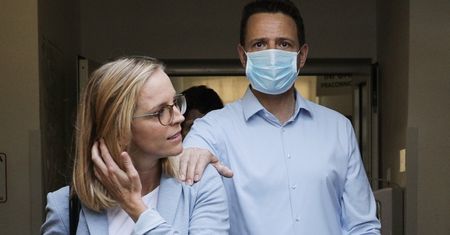 Rafał Trzaskowski wyszedł ze szpitala i pisze o żonie, która też miała COVID: "Gośka NAJTWARDSZA ZE WSZYSTKICH!"