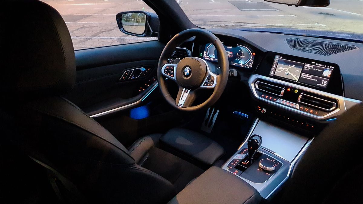 BMW 330e xDrive Touring: Hybryda plug-in oraz liczne systemy wsparcia 1