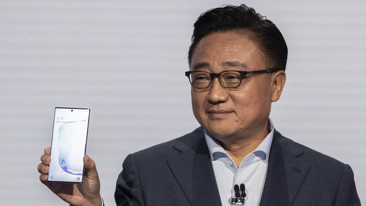 NEW YORK, NY - AUGUST 7: DJ Koh, president and CEO of Samsung Electronics, presents the Samsung Galaxy Note 10 smartphone during a launch event at Barclays Center on August 7, 2019 in the Brooklyn borough of  New York City. Samsung announced the Galaxy Note 10 and Galaxy Note 10 Plus smartphones. (Photo by Drew Angerer/Getty Images)