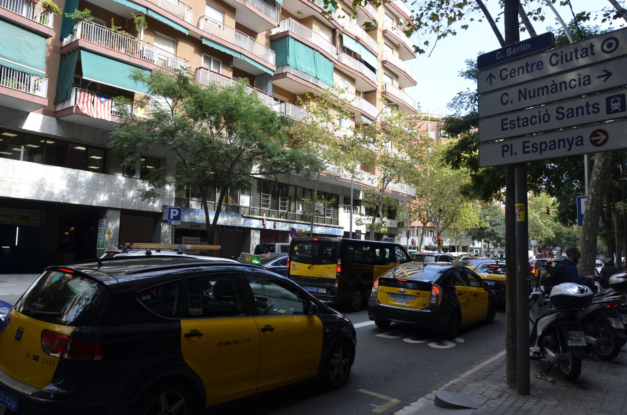 Zielone markizy w Barcelonie naturalny element otoczenia. Są praktycznie wszędzie