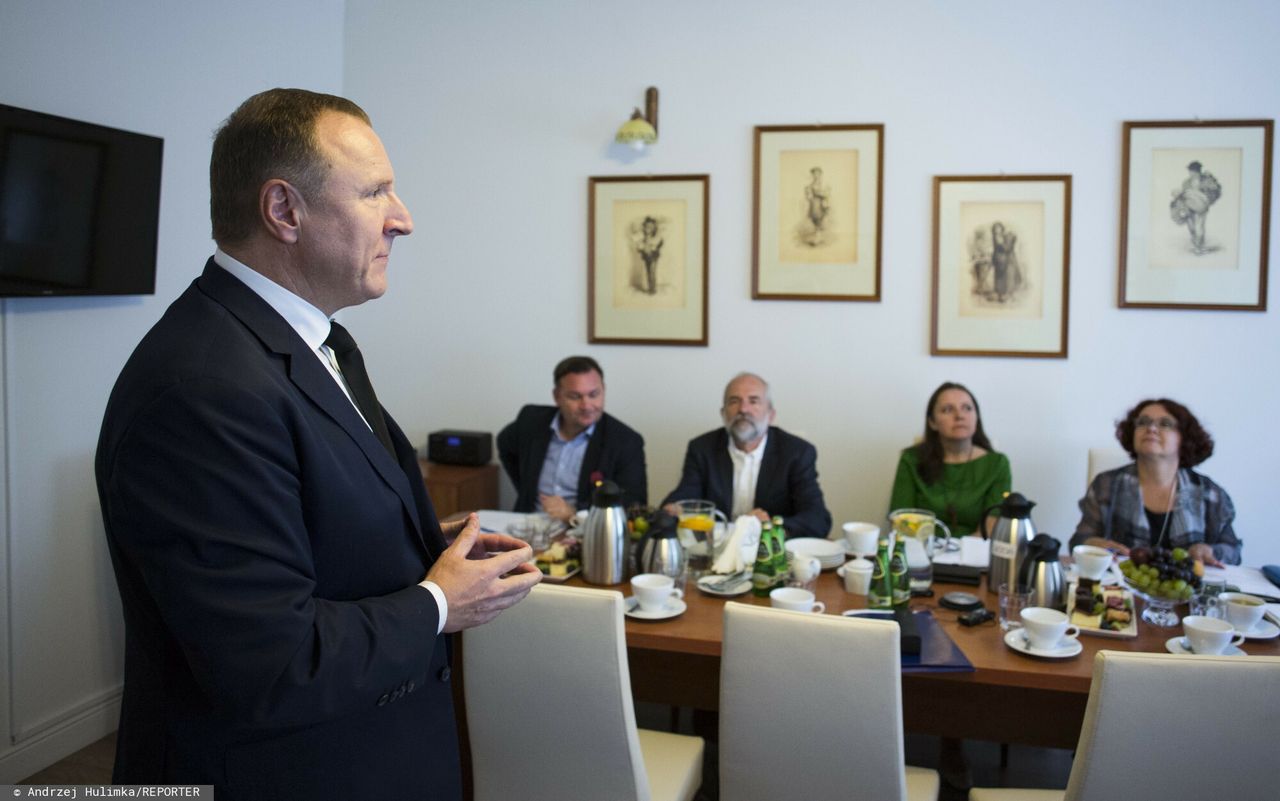 Prezes TVP przez Radą Mediów Narodowych. Za stołem od lewej: Grzegorz Podżorny, Juliusz Braun, Joanna Lichocka, Elżbieta Kruk. 