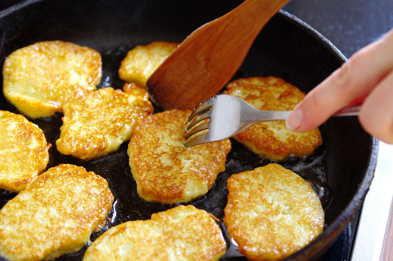 Perfecting potato pancakes: Secrets for a crispy, cheesy twist