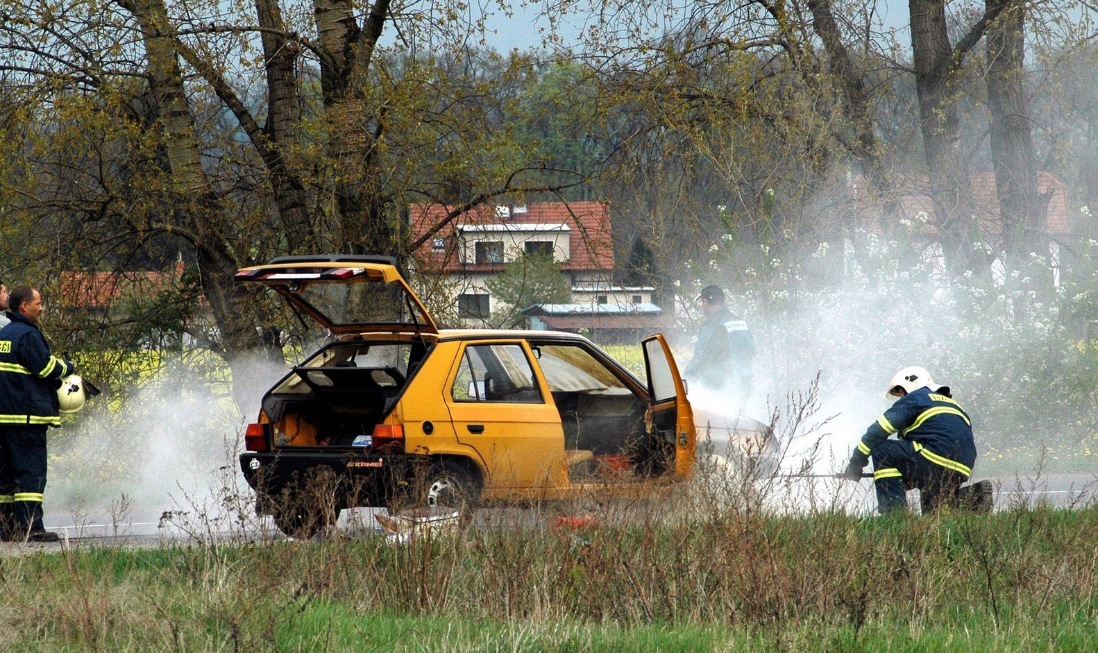 Tożsamość sprawców zaskakuje. W Tczewie spłonęły dwa auta. Zajęły się od maseczki